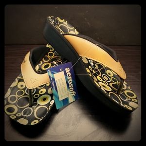Aerosoft Women's Gold Flip Flops
